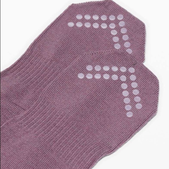 NWT lululemon savasana socks frosted mulberry - Picture 2 of 10